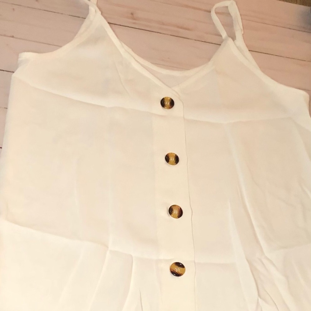 🎉 White Spaghetti Strap Tank w/Wooden Buttons